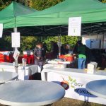 Schmankerlmarkt im Kreisobstlehrgarten Neukirchen bei Bogen mit Bayerwoid- Burger, Schupfnudeln, Bratwurstsemmeln, Kuchen, Torten, Kaffee und kalten Getränken