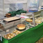 Schmankerlmarkt im Kreisobstlehrgarten Neukirchen bei Bogen mit Bayerwoid- Burger, Schupfnudeln, Bratwurstsemmeln, Kuchen, Torten, Kaffee und kalten Getränken