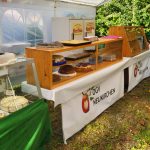 Schmankerlmarkt im Kreisobstlehrgarten Neukirchen bei Bogen mit Bayerwoid- Burger, Schupfnudeln, Bratwurstsemmeln, Kuchen, Torten, Kaffee und kalten Getränken