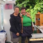 Schmankerlmarkt im Kreisobstlehrgarten Neukirchen bei Bogen mit Bayerwoid- Burger, Schupfnudeln, Bratwurstsemmeln, Kuchen, Torten, Kaffee und kalten Getränken