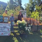 Schmankerlmarkt im Kreisobstlehrgarten Neukirchen bei Bogen mit Bayerwoid- Burger, Schupfnudeln, Bratwurstsemmeln, Kuchen, Torten, Kaffee und kalten Getränken