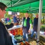 Schmankerlmarkt im Kreisobstlehrgarten Neukirchen bei Bogen mit Bayerwoid- Burger, Schupfnudeln, Bratwurstsemmeln, Kuchen, Torten, Kaffee und kalten Getränken